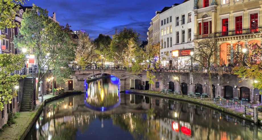 Oudegracht in Utrecht bei Nacht - BAHNHIT.DE, © getty, Foto: bbsferrari