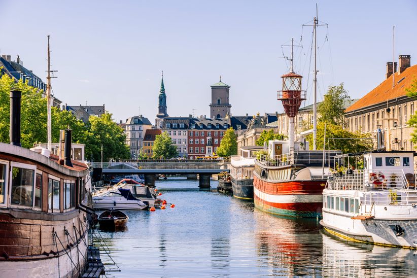 Kanal in Kopenhagen mit Booten auf dem Wasser