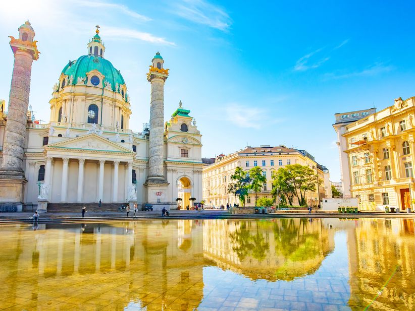 Wasser vor der Karlskirche in Wien bei sonnigem Wetter