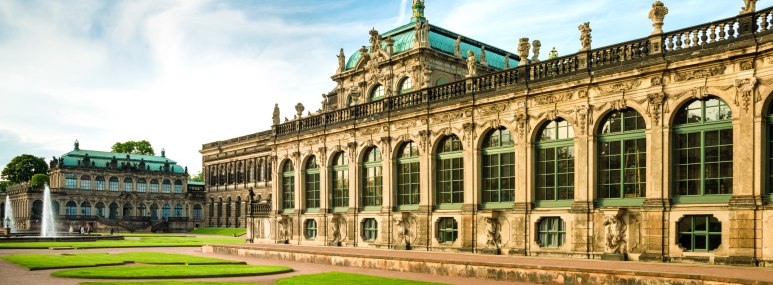 Der Prachtbau Dresdner Zwinger, Blick vom Innenhof auf die Fassade - BAHNHIT.DE, © getty, Foto: Nikada
