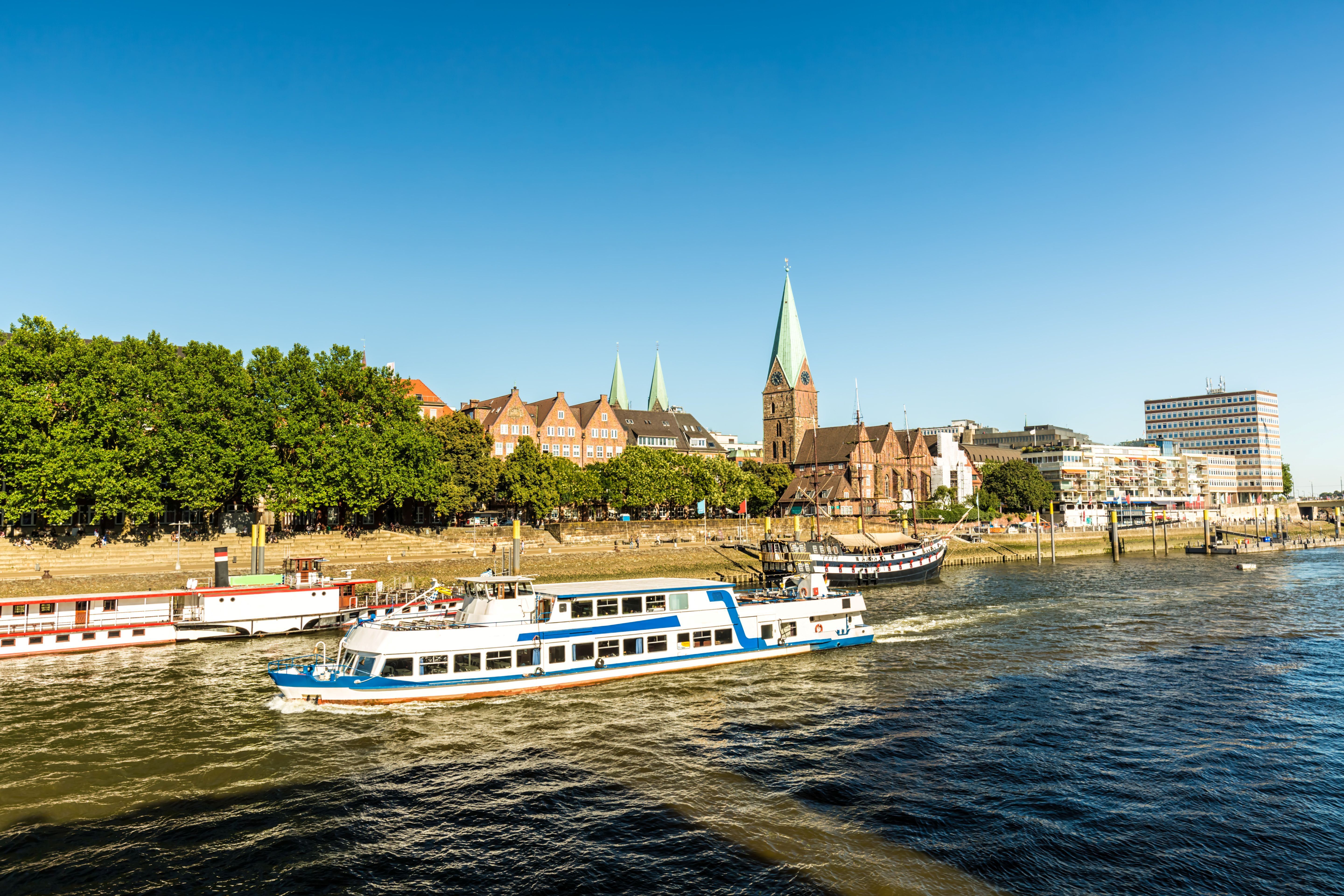Schiff auf der Weser in Bremen.