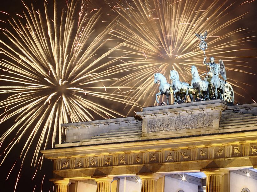 Feuerwerk über dem Brandenburger Tor in Berlin bei Nacht