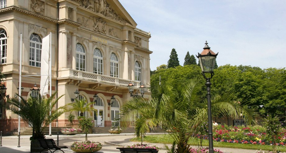 Außenansicht des Theater Baden-Baden - BAHNHIT.DE, © Foto: Baden-Baden Kur &amp; Tourismus GmbH