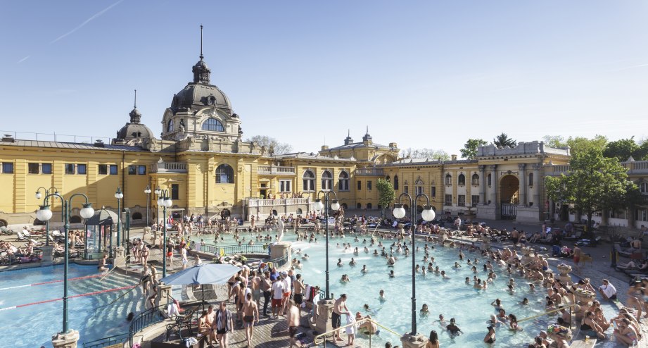 Bahnhit Thermalquelle Budapest, © GettyImages, Julian Elliott