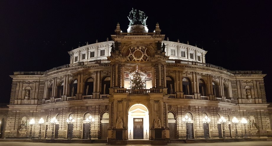 Die Semperoper in Dresden bei Nacht. - BAHNHIT.DE, © Yvonne Krämer