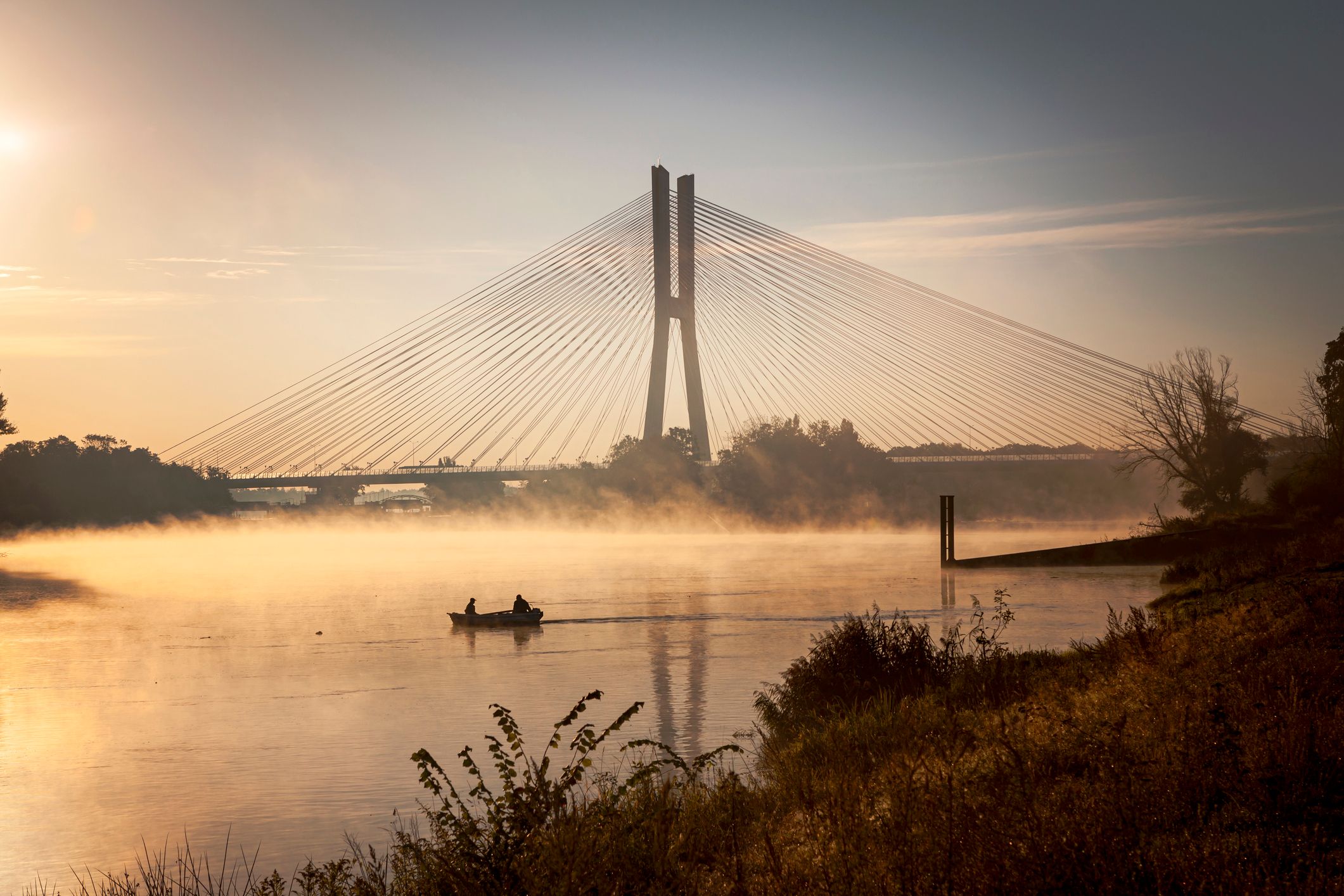 Rędziński-Brücke und die Oder bei Breslau bei Sonnenaufgang im Nebel