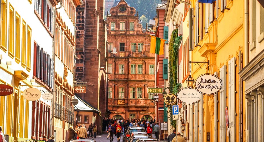 Kleine Gasse in Heidelbergs historischer Altstadt - BAHNHIT.DE, © getty, Foto: Copyright Victoria Wlaka 2010