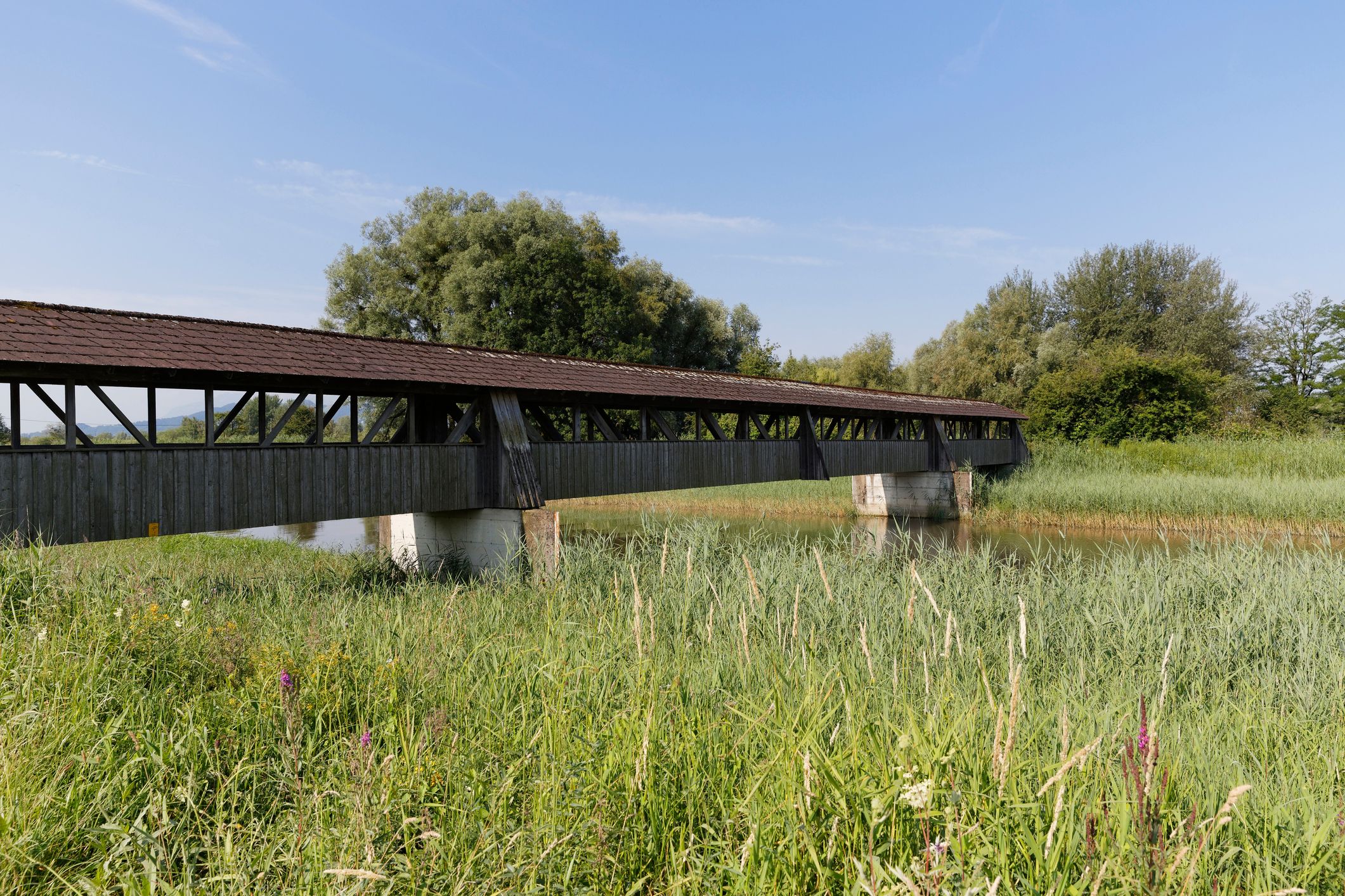 Schiefer vor einer überdachten Holzbrücke über der Dornbirner Arche