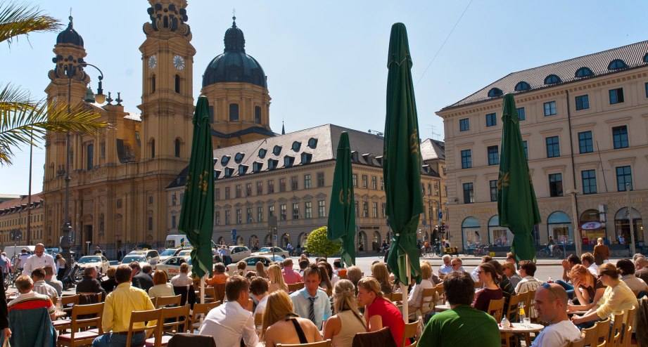 Cafe auf dem Odeonsplatz - BAHNHIT.DE, © München Tourismus