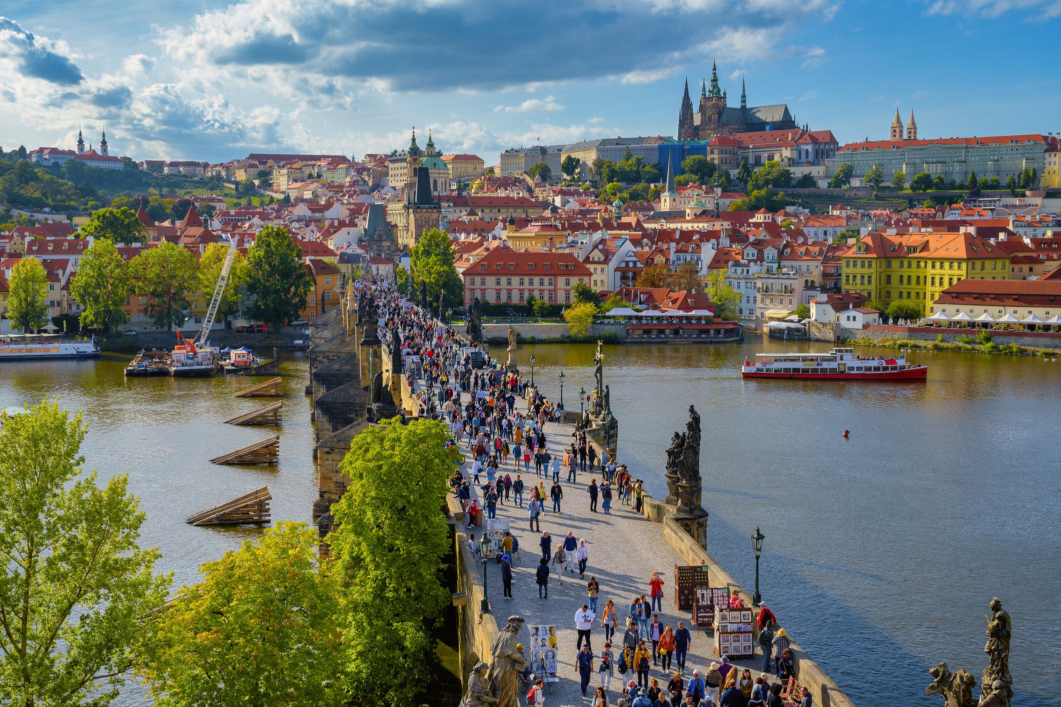 Karlsbrücke in Prag mit zahlreichen Touristen.