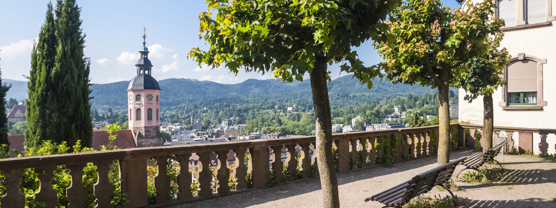 Blick auf die Stiftskirche von Baden-Baden von einem höher gelegenem Aussichtspunkt - BAHNHIT.DE, © getty, Foto: Jürgen Wackenhut