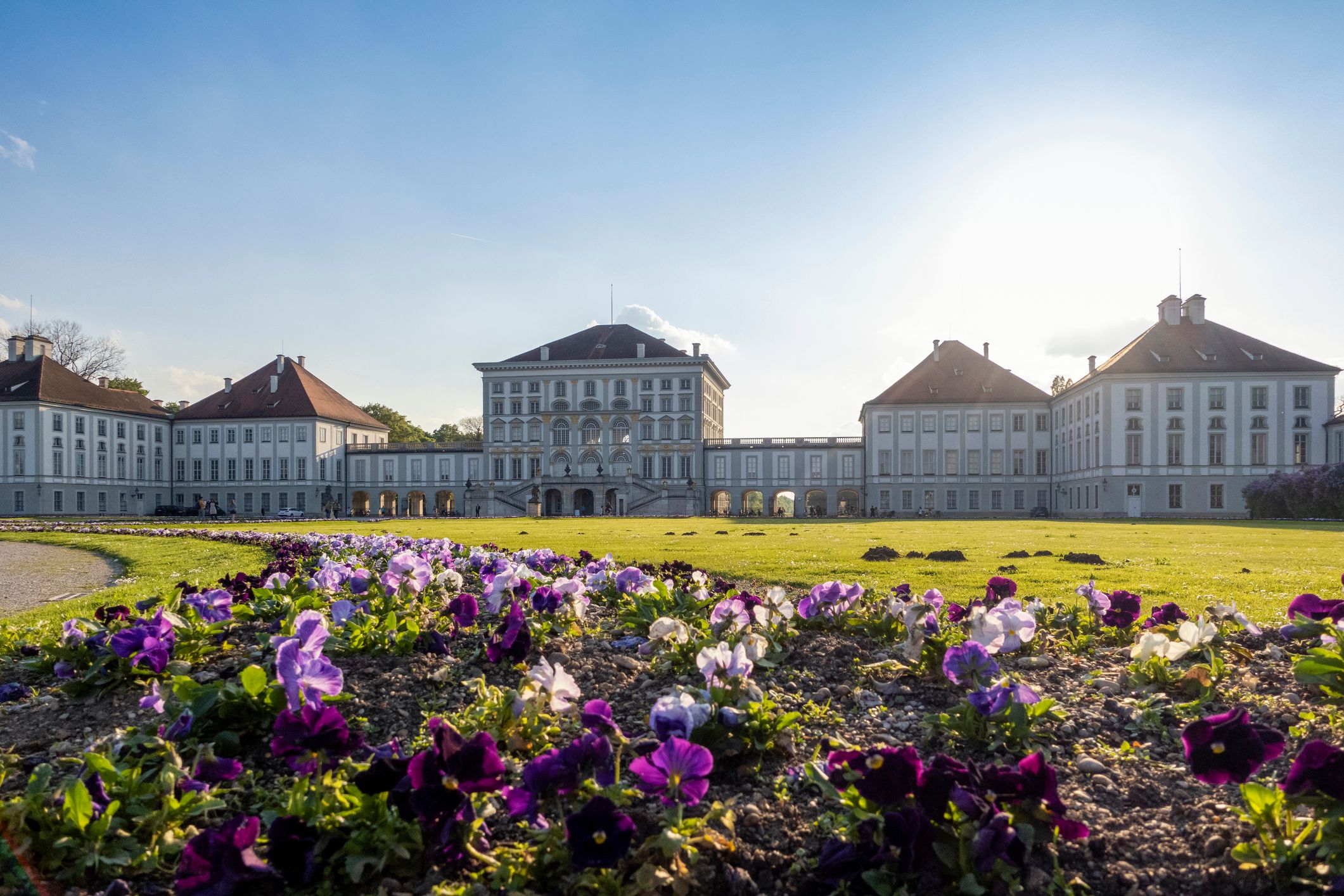 Blumenbeet vor dem Schloss Nymphenburg in München bei Sonnenuntergang