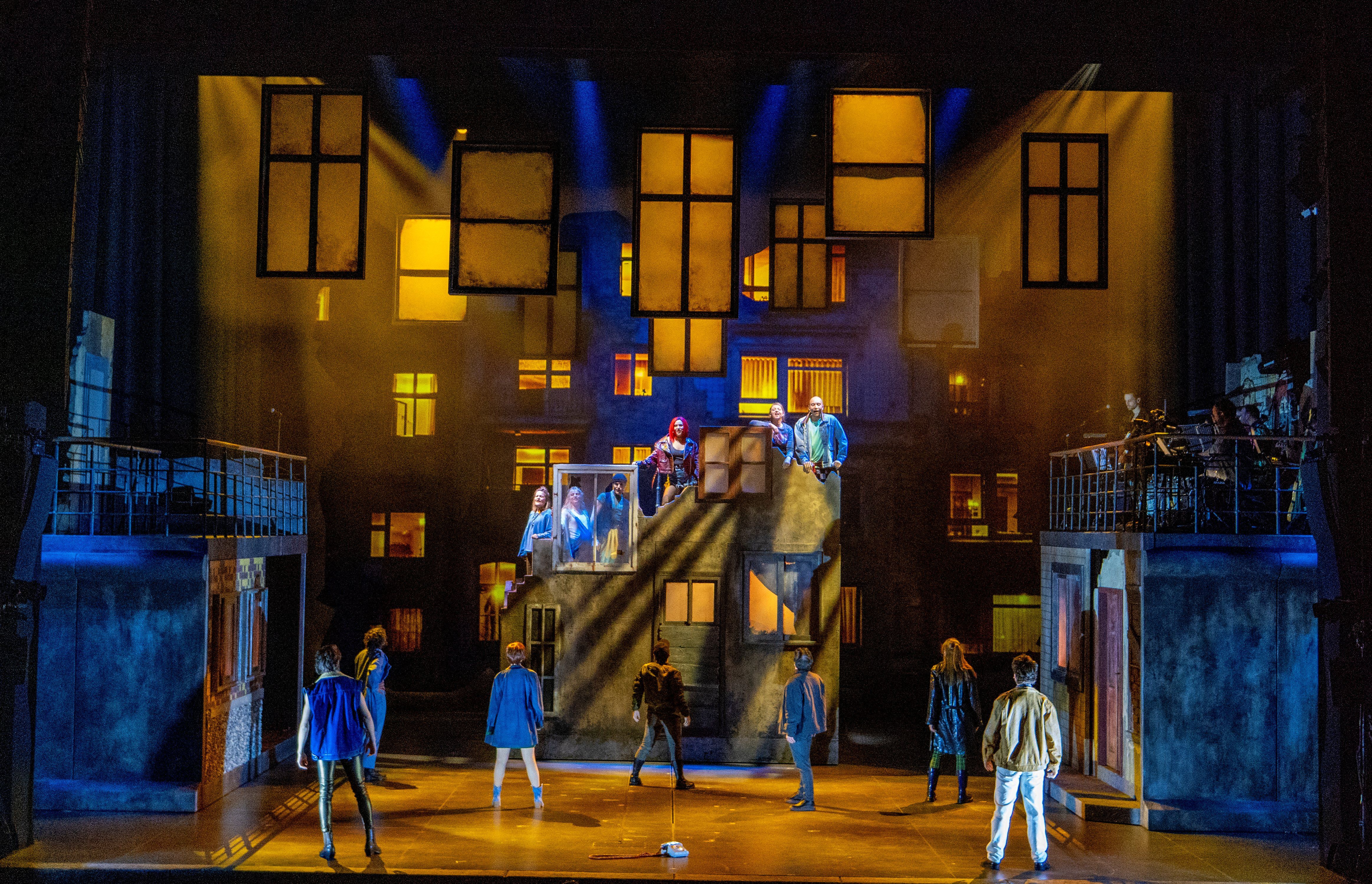 Belichtetes Bühnenbild des Musicals WIR SIND AM LEBEN im Theater des Westens in Berlin