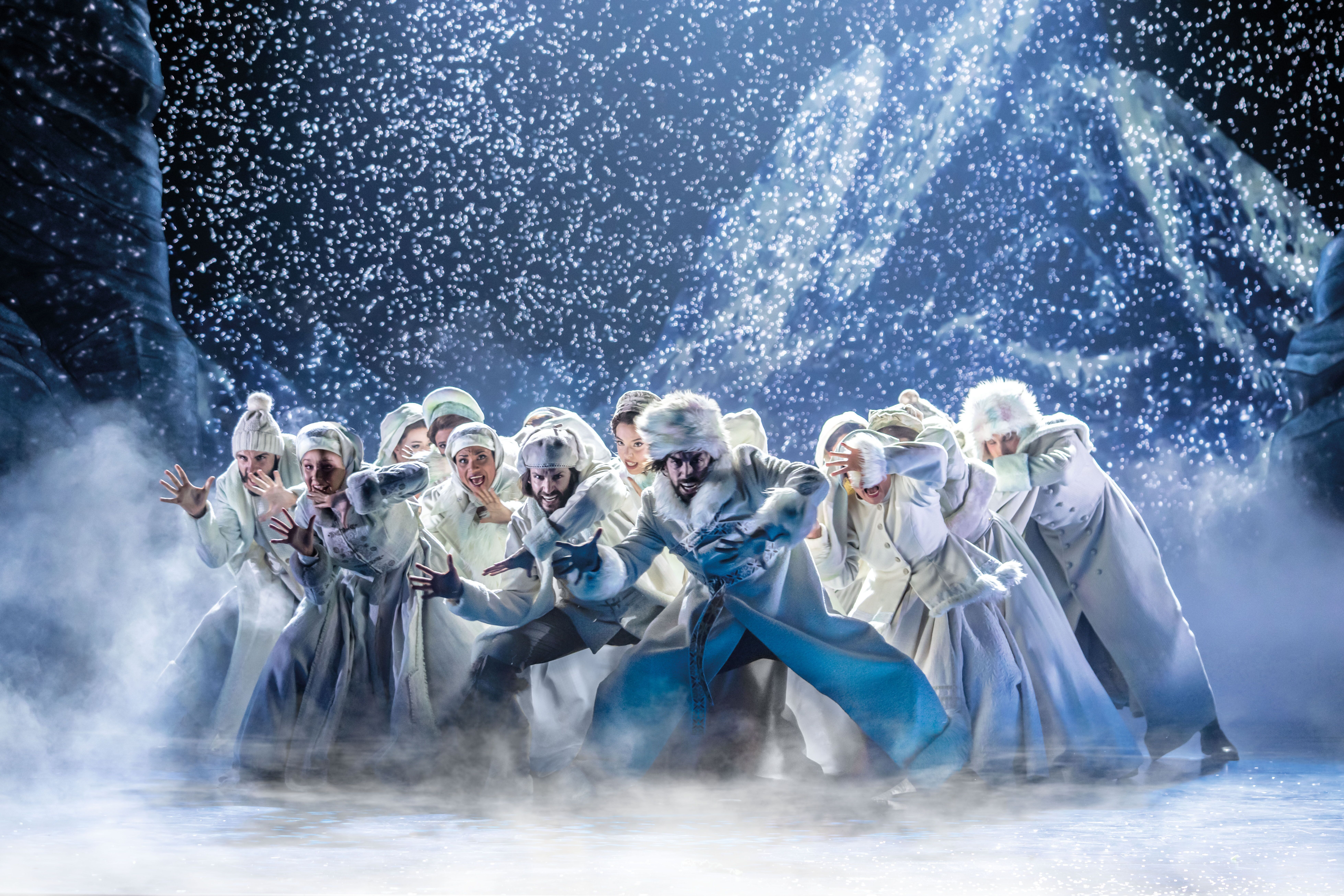 Bühnenszene aus dem Musical Die Eiskönigin. Kälte Ensemble