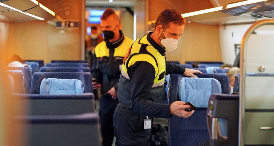 3G Kontrolle im Zug, © Deutsche Bahn AG / Volker Emersleben
