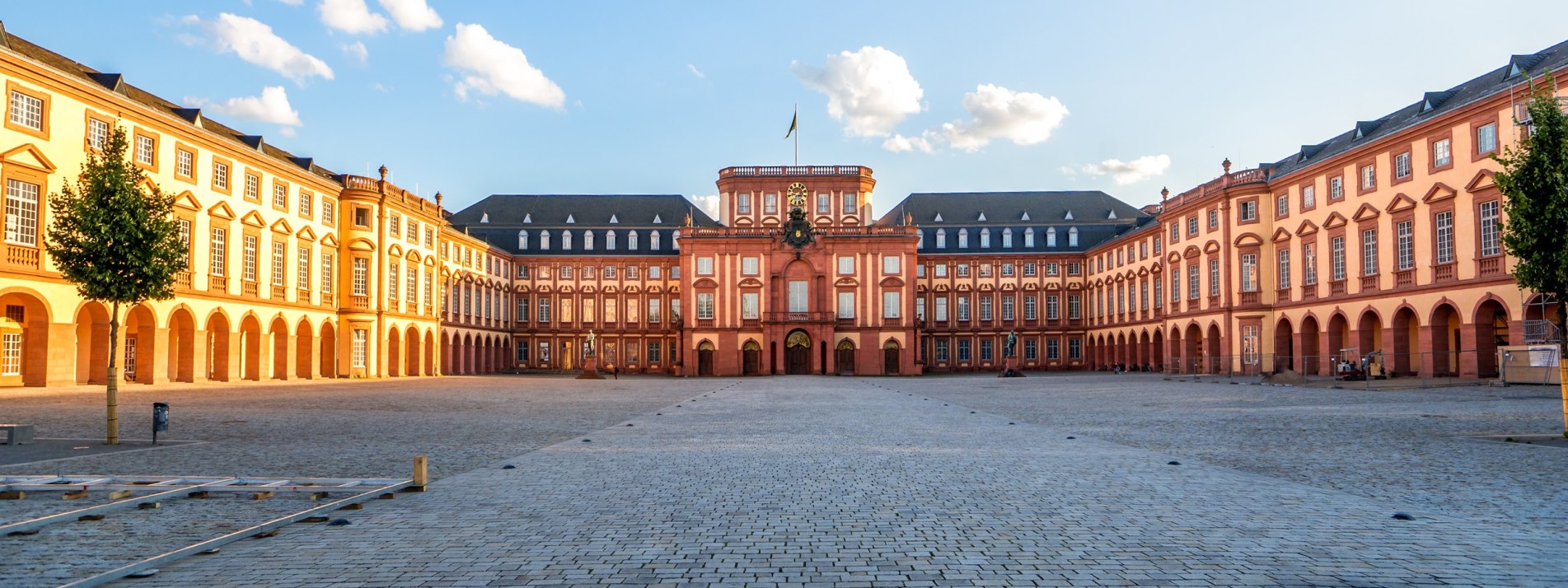 Das Mannheimer Barockschloss mit menschenleerem Hof - BAHNHIT.DE, © getty, Foto: Sina Ettmer / EyeEm