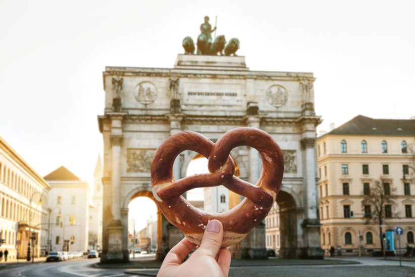 Brezel vor dem Siegestor in München