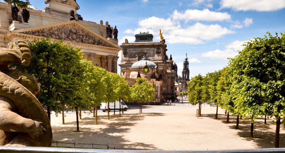 Blick vom Brühlschen Garten über die Brühlsche Terrasse. Linkerhand die Kunstakademie, die Türme des Ständehauses und der Hofkirche sind in der Ferne zu sehen - BAHNHIT.DE, © getty, Foto: TommL