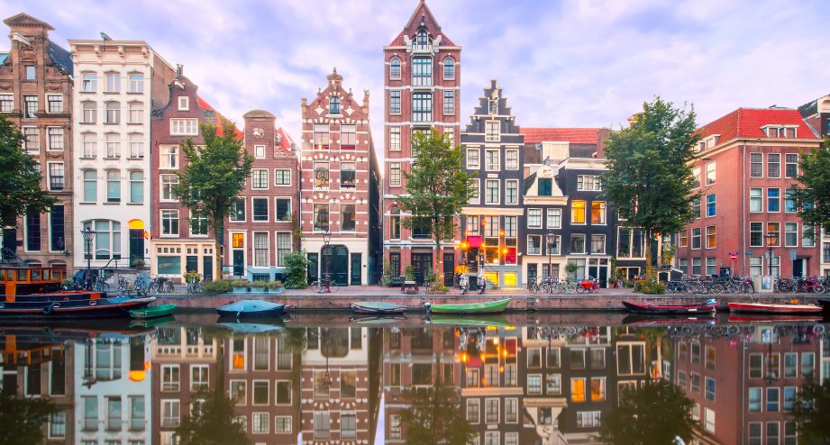 Städtereisen Amsterdam Gracht Frühling -  BAHNHIT.DE, © getty, Foto: Kavalenkava Volha