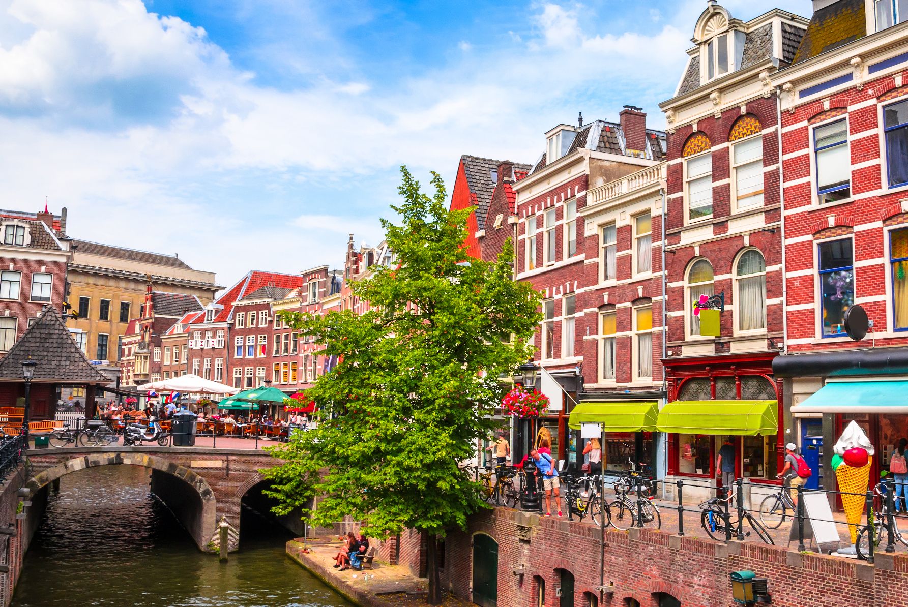 Häuserfassade aus rotem Backstein in der Oudegracht in Utrecht