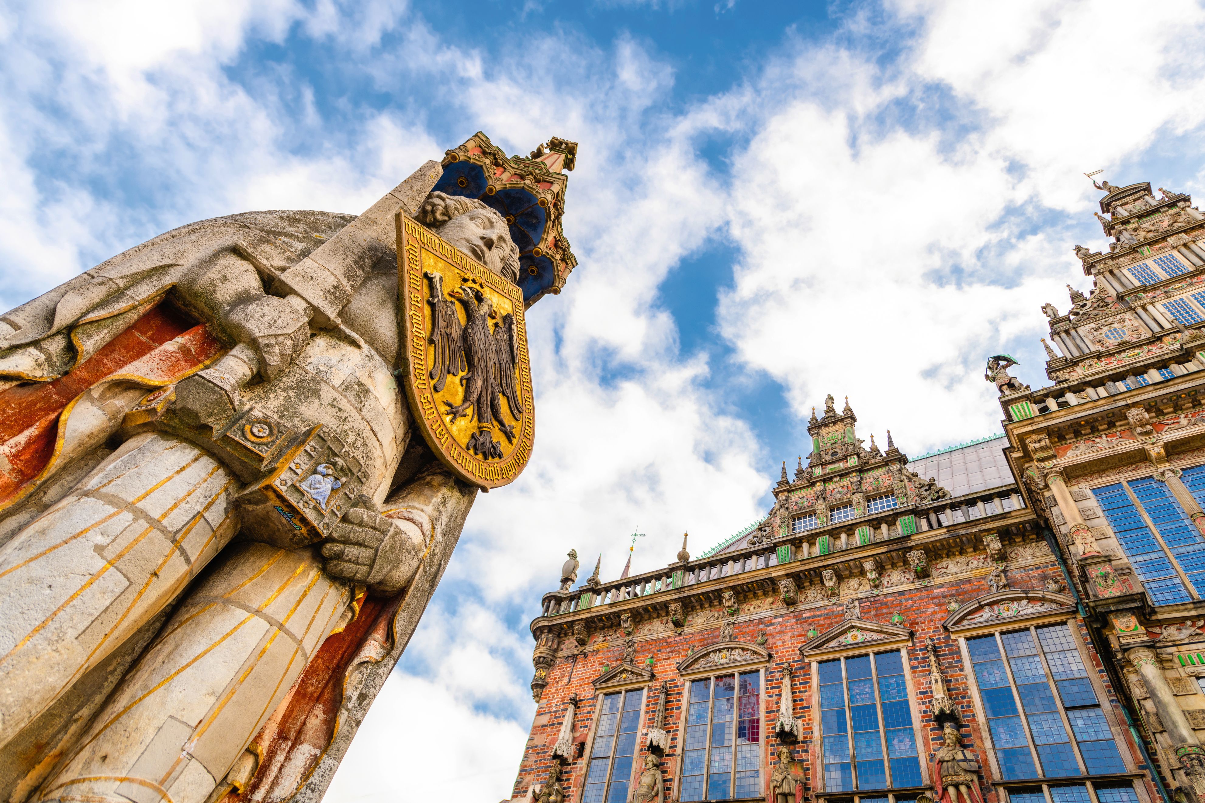 Bremer Roland Statue und Rathaus bei bewölktem Himmel