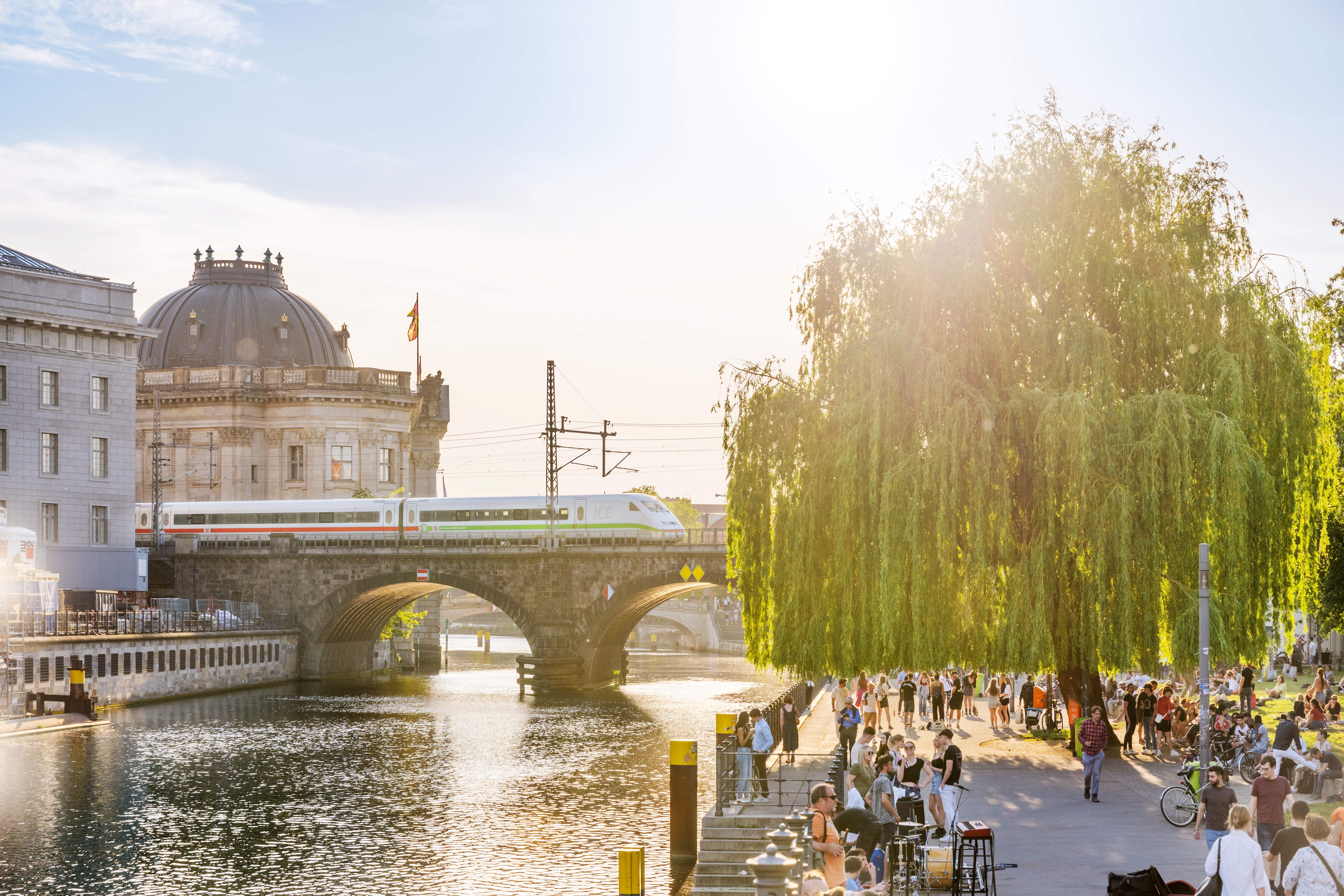 ICE fährt durch Berlin am Bodemuseum vorbei im Sommer