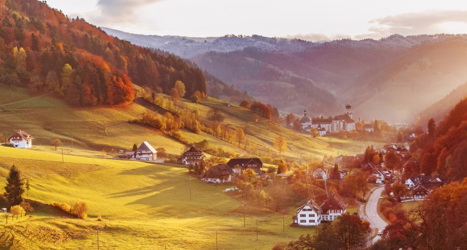 Romantik pur: Der Schwarzwald Bergpanorama im Herbst - BAHNHIT.DE, © getty, Foto: Britus