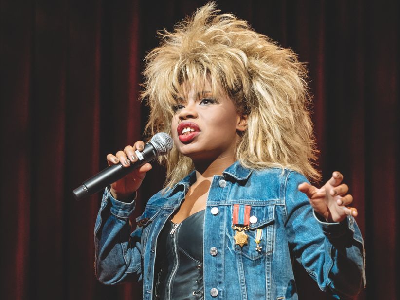 TINA – Das Tina Turner Musical: Darstellerin in Jeansjacke auf der Bühne