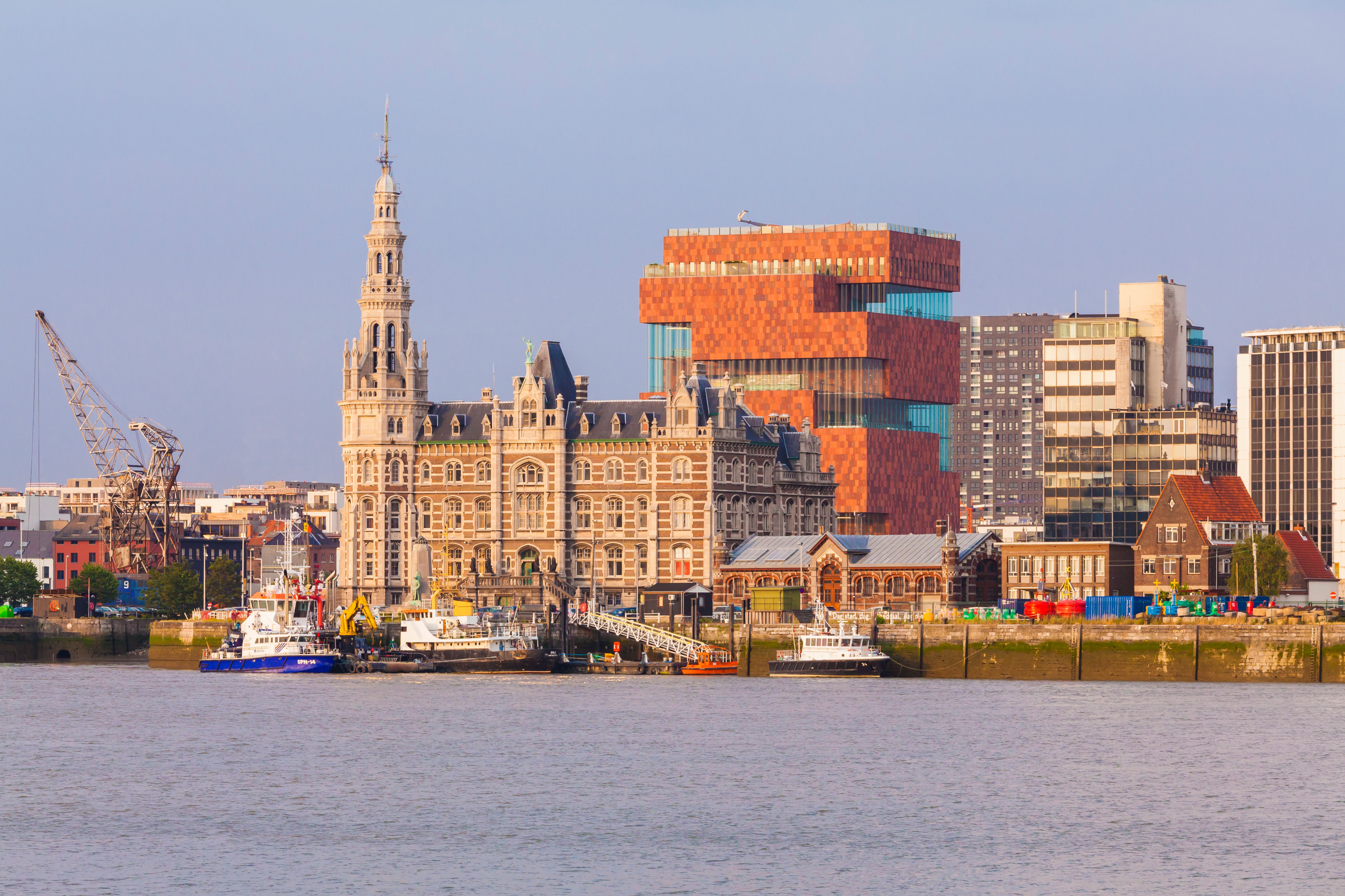 Museum aan de Stroom und ehemaliges Lotsenwesen in Antwerpen, davor Fluss