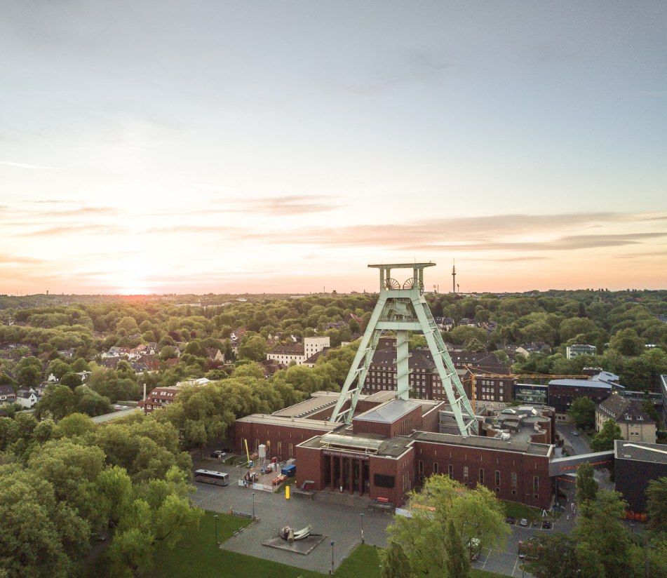 Das Bergbaumuseum in Bochum bei Sonnenuntergang.- BAHNHIT.DE, © getty, Foto: mushmedia
