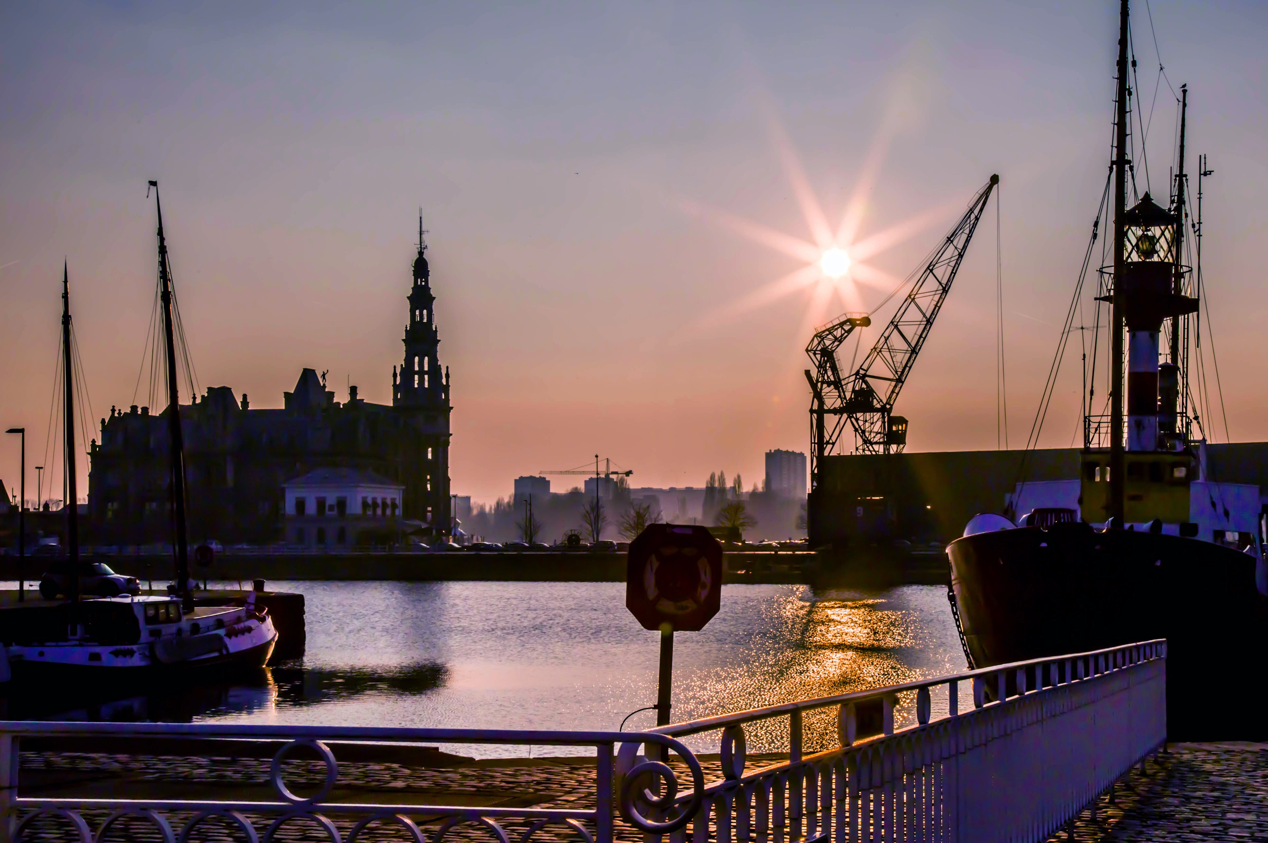 Hafen und im Hintergrund das ehemalige Lotsenwesen in Antwerpen bei Sonnenuntergang