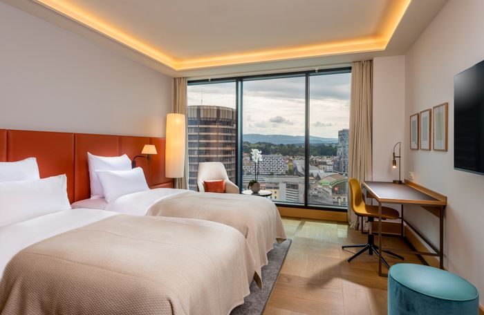 Zimmer des Mövenpick Hotel Basel der Accor Group mit Blick auf Berge