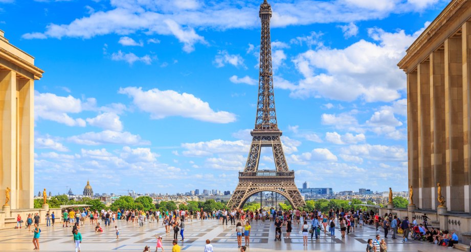 Paris Eifelturm im Sommer , © GettyImages_Pawel Libera