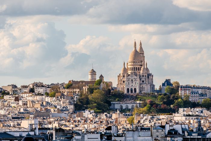 Sacre Couer zwischen den Pariser Häusern auf dem Montmartre