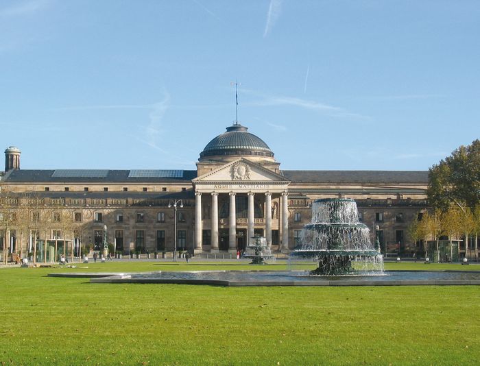 Brunnen auf der Wiese vor dem Kurhaus in Wiesbaden