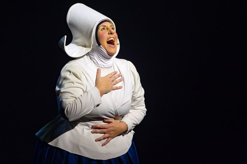 Sängerin in der Rolle der Amme während einer Gesangsszene im Musical Die Amme