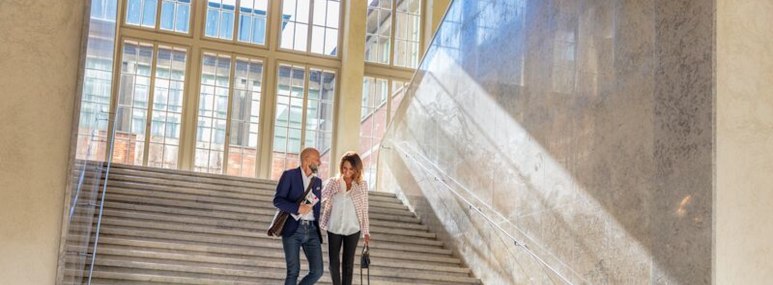 Der lichtdurchflutete Treppenaufgang im Kunstmuseum Basel - BAHNHIT.DE, © Basel Tourismus
