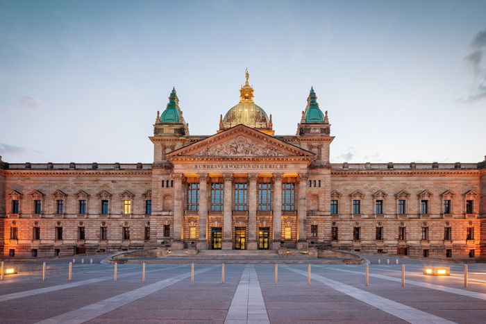 Beleuchtetes Bundesverwaltungsgericht in Leipzig am Abend