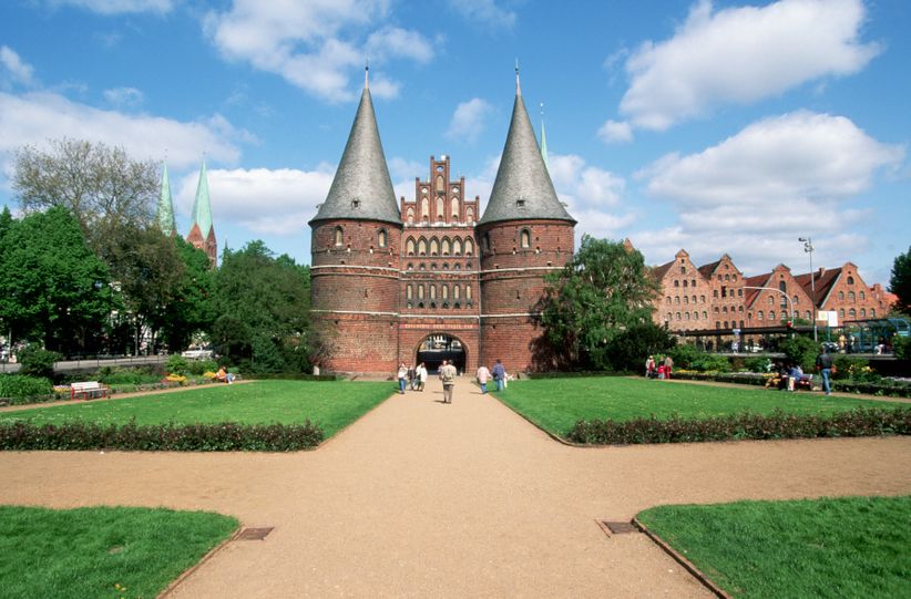 Blick auf Holstentor und Altstadt in Lübeck