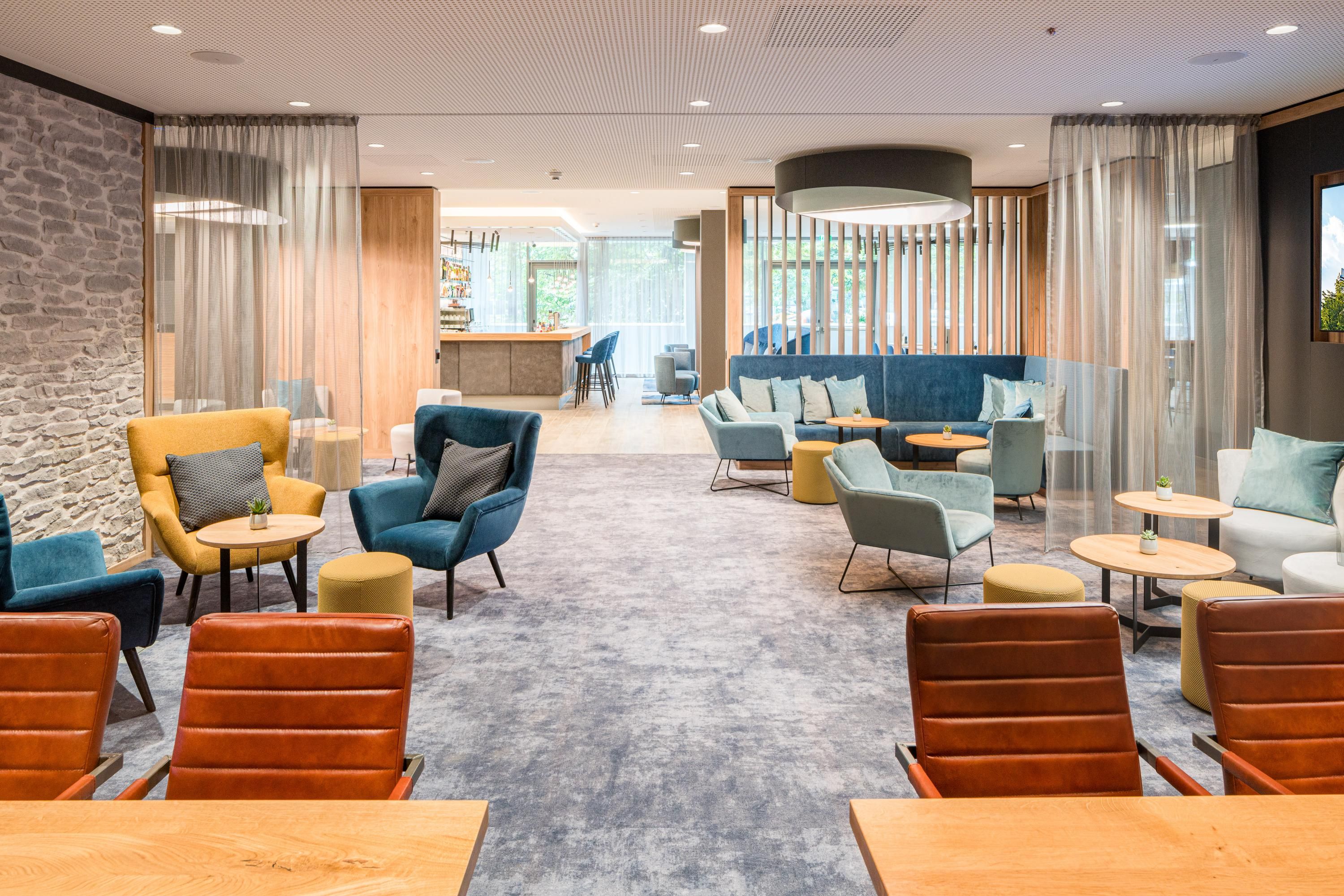 Gemütliche Lounge in einem Best Western Hotel mit einzelnen Sitzgruppen mit bequemen Sesseln und moderner Einrichtung