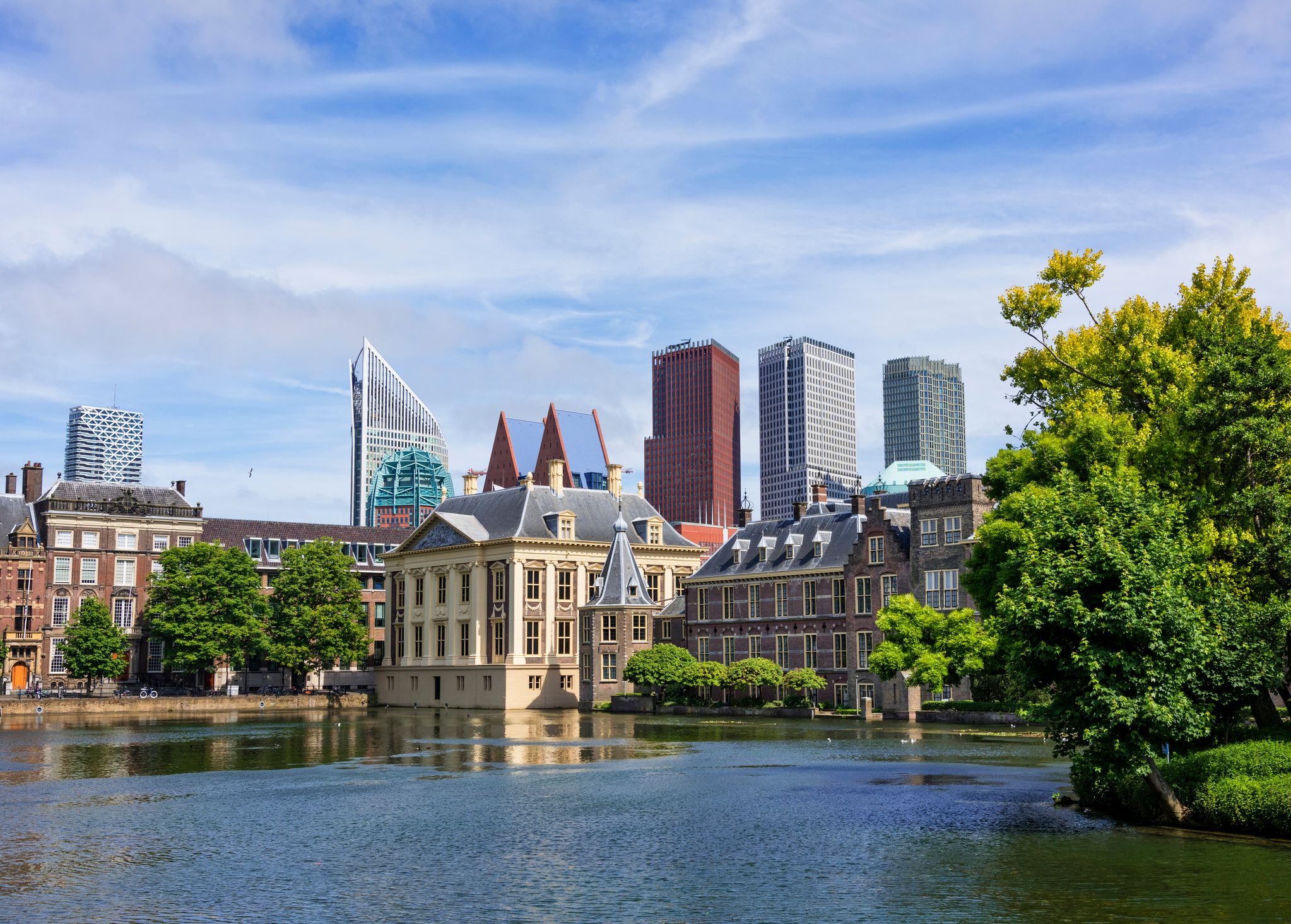 Binnenhof in Den Haag mit modernen Hochhäusern im Hintergrund