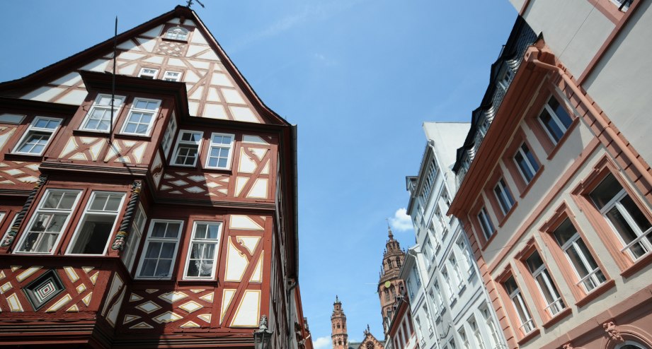 Mainzer Altstadt, im Vordergrund ein altes, mehrstöckiges Fachwerkhaus - BAHNHIT.DE, © getty, Foto: hsvrs