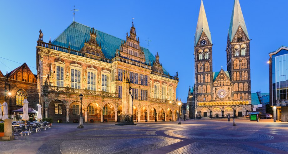Bremer Rathaus bei Nacht, warm beleuchtet - BAHNHIT.DE, © getty