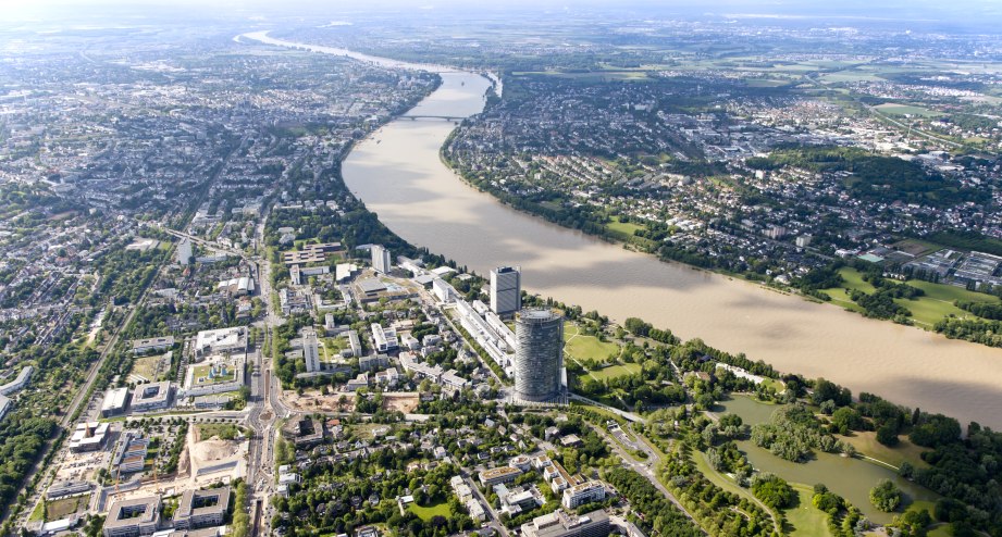 Bonn Panorama mit Fluss, © Getty Images Westend61 / Dieter Heinemann