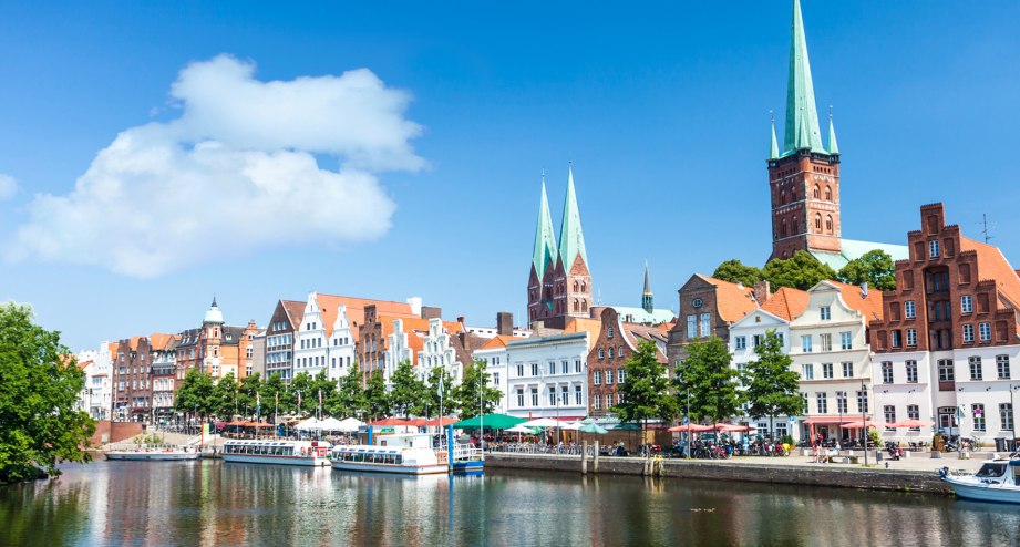 Blick auf die Wasserfront und Altstadt von Lübeck - BAHNHIT.DE, © getty, Foto: querbeet
