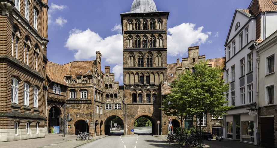 Das Burgtor von Lübeck - BAHNHIT.DE, © getty, Foto: Ronibenish