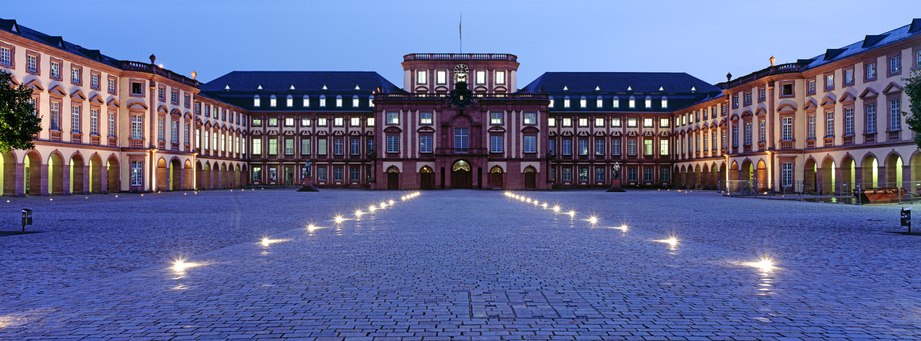 Bahnhit Mannheim Schloss abends, © gettyimages Werner Dieterich