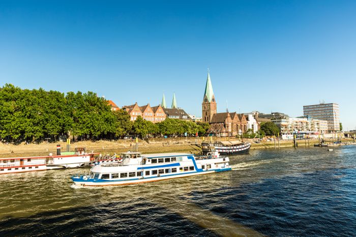 Schiff auf der Weser in Bremen.