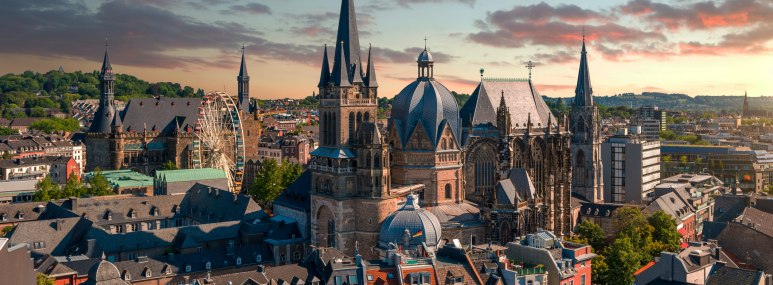 Panorama von Aachen mit Aachener Dom mit dramatischen Himmelsspiel. - BAHNHIT.DE, © getty; Foto: David J. Engel