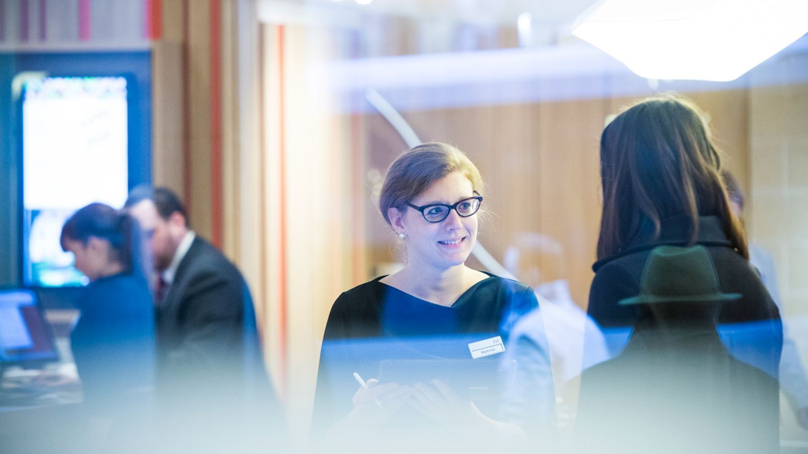 Hotelpersonal an der Rezeption eines Accor Hotels